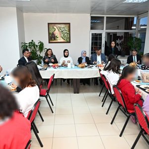 Aile ve Sosyal Hizmetler İl Müdürlüğüne bağlı Çocuk Evleri Sitesi Müdürlüğü’nde iftar yemeği düzenlendi. - fotoğraf 2