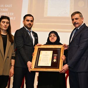 2025 Aile Yılı kapsamında, 18 Mart Çanakkale Zaferi ve Şehitleri Anma Günü dolayısıyla şehit yakını ailelere ve gazilere devlet övünç madalyası tevcih edilmesi programı düzenlendi. - fotoğraf 1