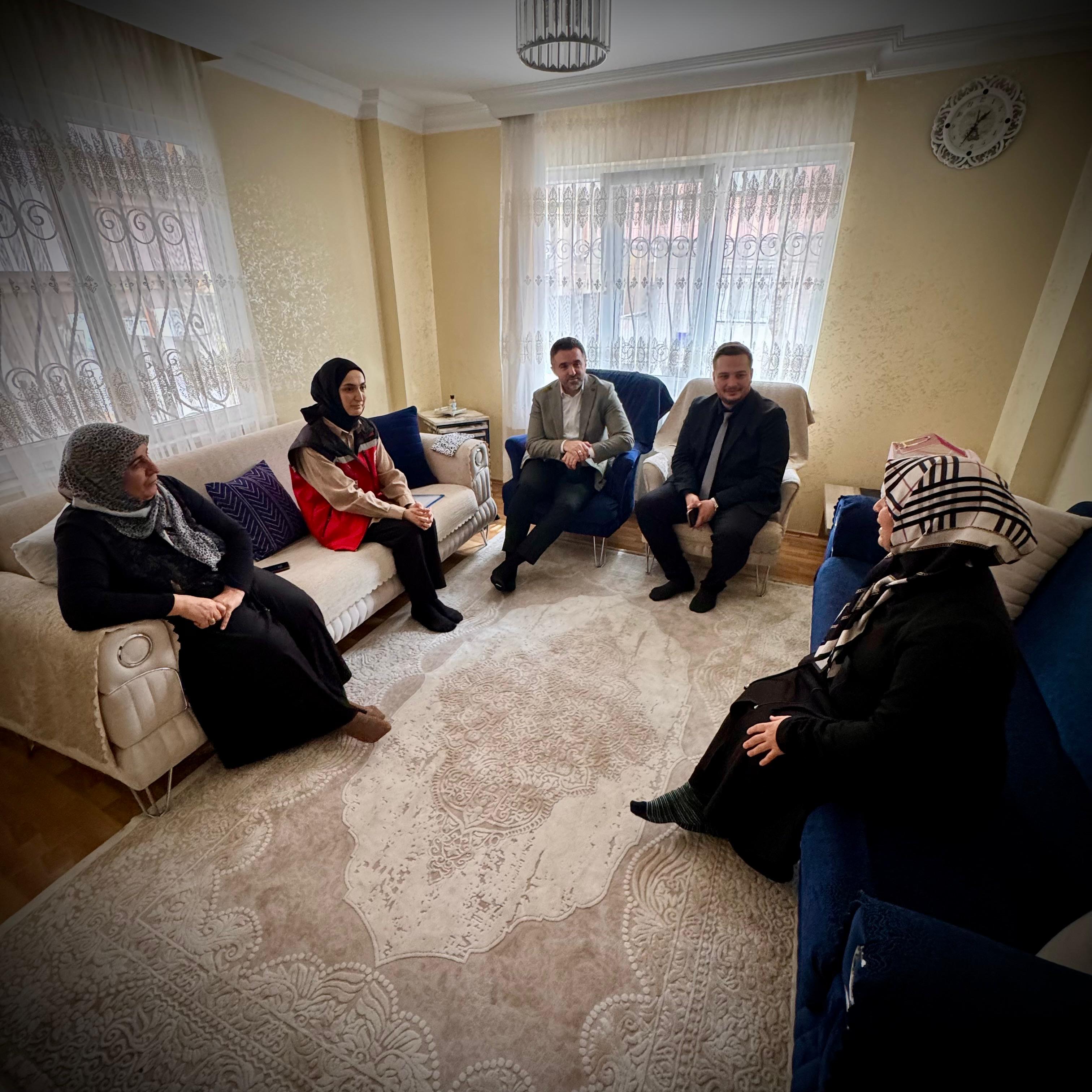 İl Müdürümüz Sn. Ömer TURAN, Bahçelievler ilçemizde ikamet eden Sosyal Ekonomik Destek hizmeti alan Sn. Sevim ÇİM ve ailesine ziyaret gerçekleştirilmiştir.