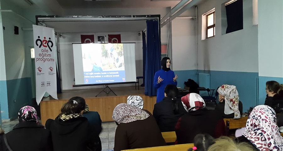 Kastamonu’da Aile Eğitim Programı (AEP) kapsamında halk eğitim kursiyerlerine yönelik eğitim verildi.