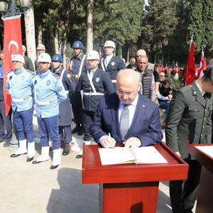 18 MART ÇANAKKALE ZAFERİ VE ŞEHİTLERİ ANMA GÜNÜ ETKİNLİĞİ KAPSAMINDA DÜZENLENEN TÖRENLER - fotoğraf 3