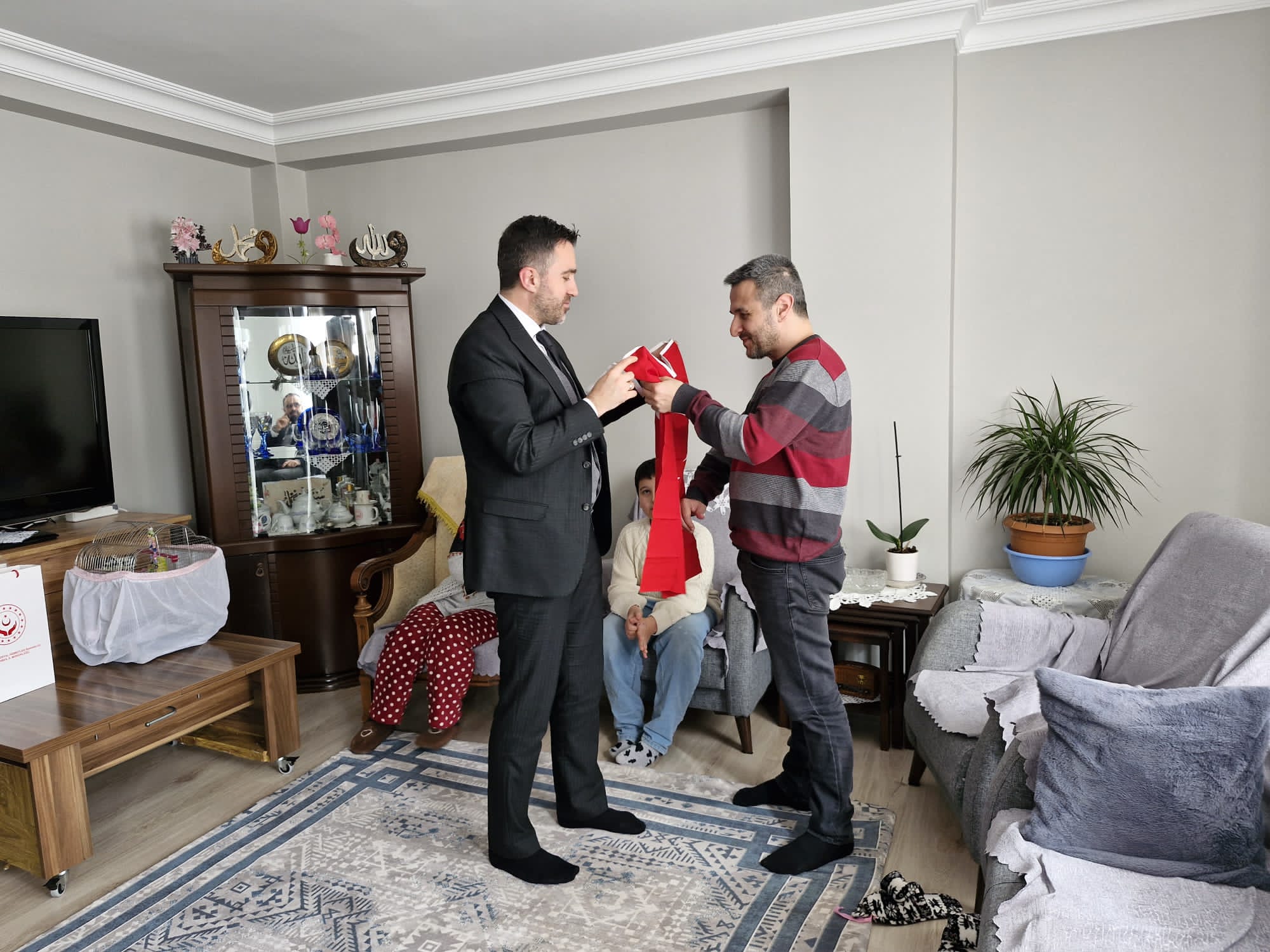 İl Müdürümüz Sn. Ömer TURAN, TSK Gazimiz Sn. Çetin UYAR 'ın hanesine ziyaret gerçekleştirilmiştir.