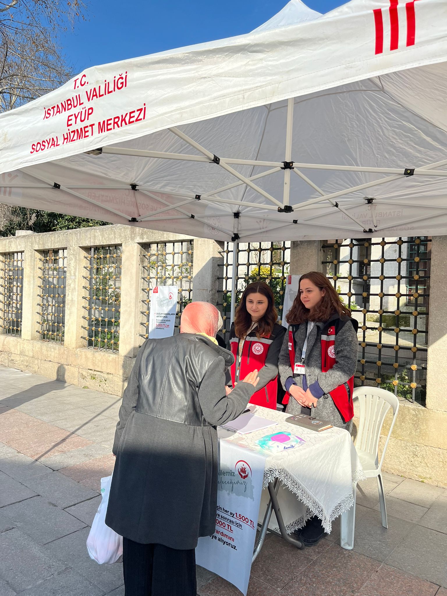 Sahaya çıkan ekiplerimiz mobil sosyal hizmet noktalarında koruyucu ve önleyici sosyal hizmet modelleri hakkında bilgilendirme ve broşür dağıtımı gerçekleştirilmiştir.