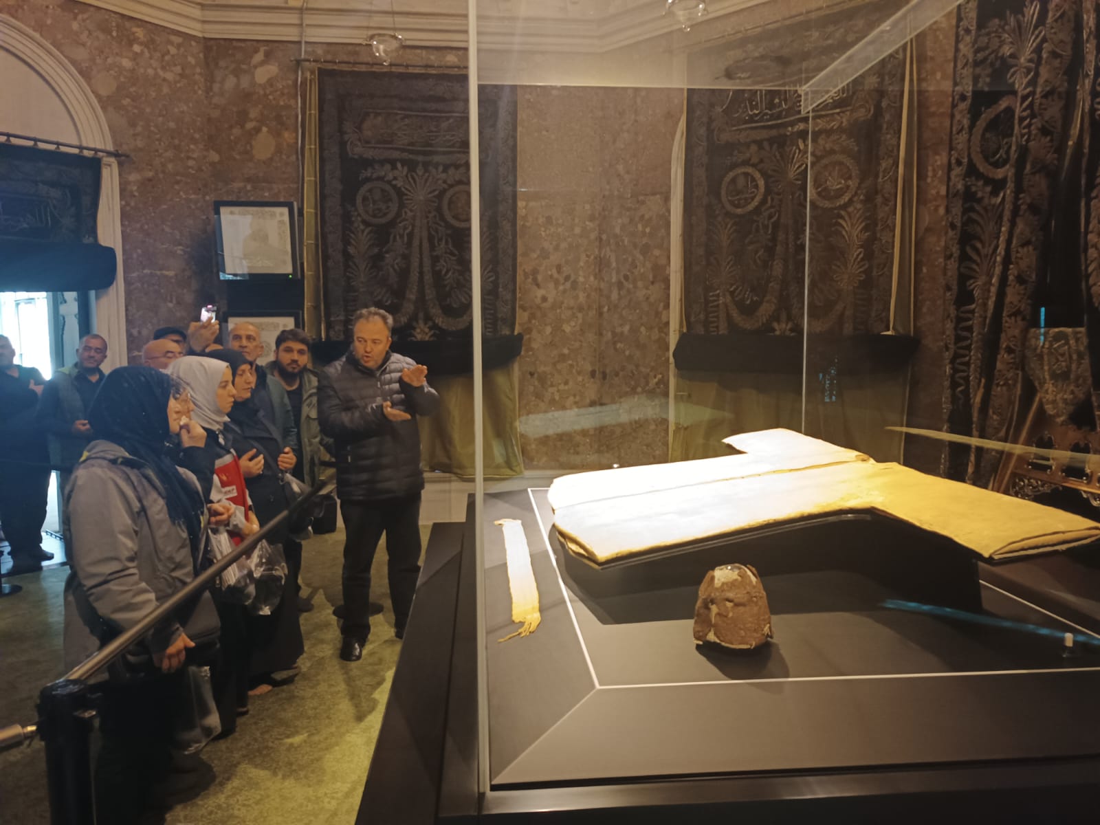 2025 'Aile Yılı' kapsamında Şehit Yakınlarımız ile Hırka-i Şerif, Fatih Sultan Mehmet Türbesi ve Mehmet Emin Tokadi Türbesini ziyaret ediyoruz.