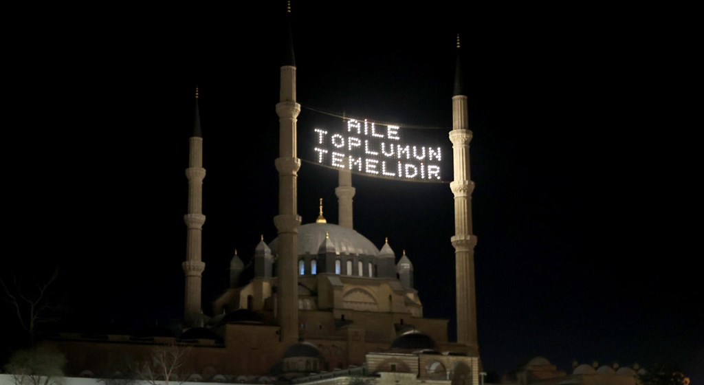 Camileri süsleyen mahyalarda "aile" vurgusu