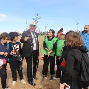 21 MART DÜNYA ORMANCILIK GÜNÜ VESİLESİYLE DİKTİĞİMİZ FİDANLARLA GELECEĞE NEFES OLDUK - fotoğraf 4