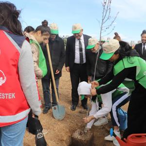 21 MART DÜNYA ORMANCILIK GÜNÜ VESİLESİYLE DİKTİĞİMİZ FİDANLARLA GELECEĞE NEFES OLDUK - fotoğraf 1