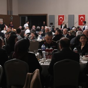 Aziz Şehitlerimizin Aileleri ve Kahraman Gazilerimizle İftardayız  - fotoğraf 15
