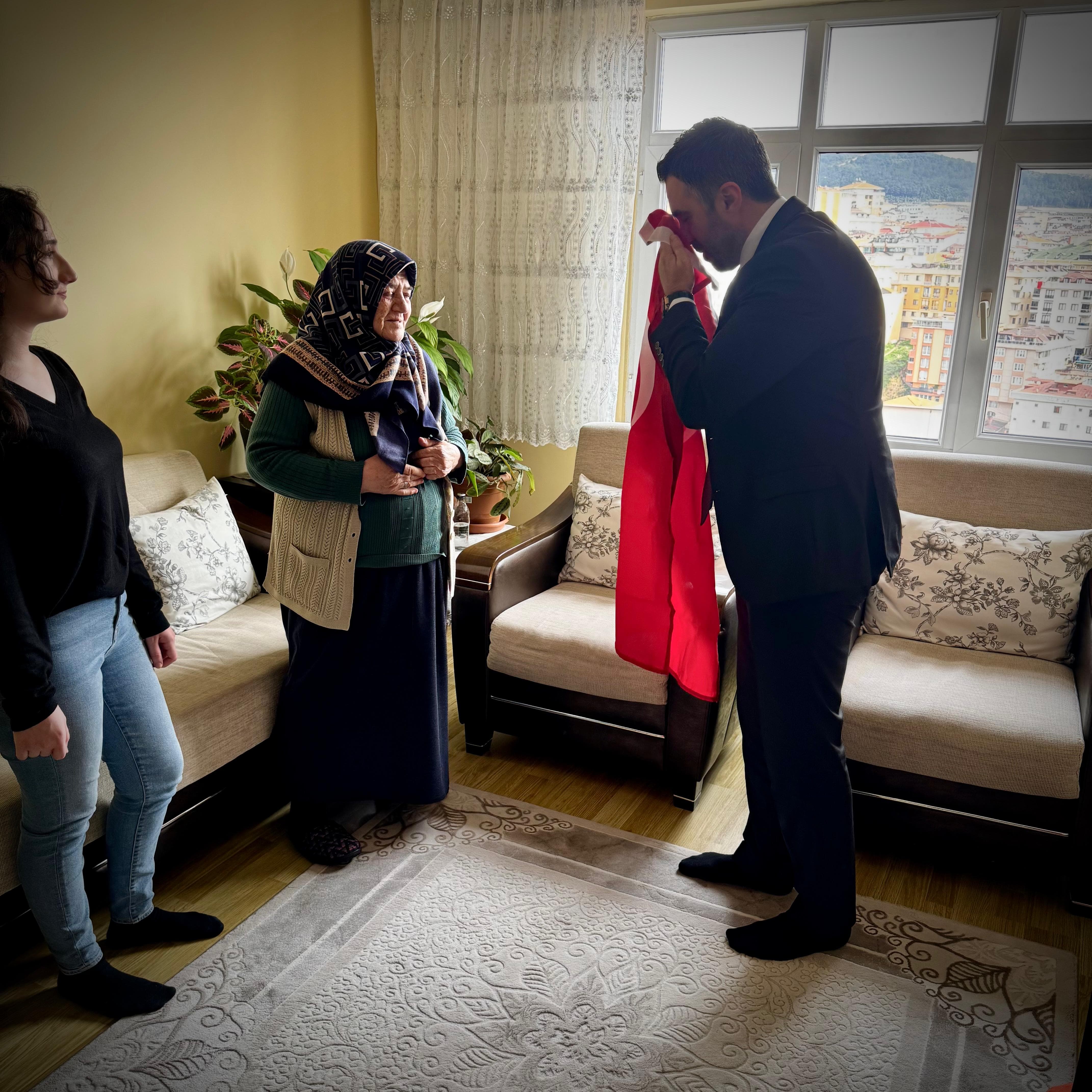 İl Müdürümüz Sn. Ömer TURAN, Ataşehir ilçemizde ikamet eden TSK Şehidimiz Tevfik PEHLİVAN 'ın kıymetli ailesine ziyaret gerçekleştirilmiştir.