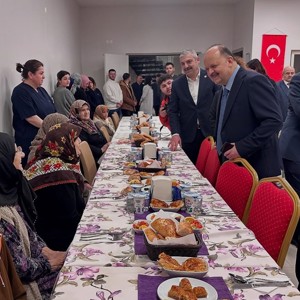 Valimiz Sayın Meftun Dallı Güldal Akşit Huzurevimizde Kıymetli Büyüklerimizle İftarda Buluştu - fotoğraf 2