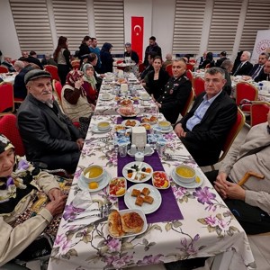 Valimiz Sayın Meftun Dallı Güldal Akşit Huzurevimizde Kıymetli Büyüklerimizle İftarda Buluştu - fotoğraf 7