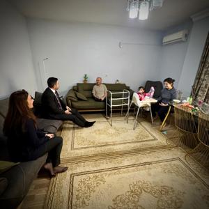 İl Müdürümüz Sn. Ömer TURAN, Ataşehir ilçemizde ikamet eden Sosyal Ekonomik Destek hizmeti alan Sn. Hamdi ÜNAL ve ailesine ziyaret gerçekleştirilmiştir. - fotoğraf 3