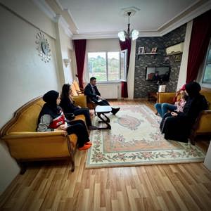İl Müdürümüz Sn. Ömer TURAN, Ataşehir ilçemizde ikamet eden Evde Bakım hizmeti alan Sn. Venhar İNCİR ve ailesine ziyaret gerçekleştirilmiştir. - fotoğraf 1