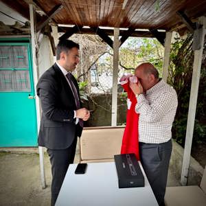 İl Müdürümüz Sn. Ömer TURAN, 15 Temmuz Gazimiz Sn. Ömer YÜKSEL 'in hanesini ziyaret ederek, Bakanımız Sn. Mahinur ÖZDEMİR GÖKTAŞ 'ın hediyesini takdim etmiştir.  - fotoğraf 4