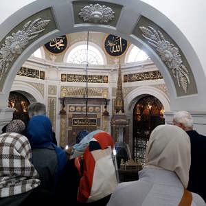 2025 'Aile Yılı' kapsamında "Ailemiz" temasıyla Şehit Yakınlarımız ile Hırka-i Şerif, Fatih Sultan Mehmet Türbesi ve Mehmet Emin Tokadi Türbesini ziyaret ediyoruz. - fotoğraf 6
