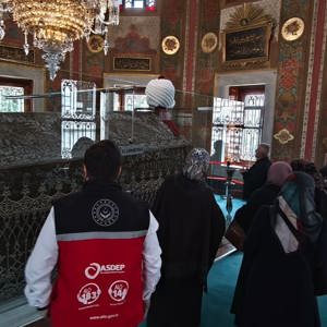 2025 'Aile Yılı' kapsamında "Ailemiz" temasıyla Şehit Yakınlarımız ile Hırka-i Şerif, Fatih Sultan Mehmet Türbesi ve Mehmet Emin Tokadi Türbesini ziyaret ediyoruz. - fotoğraf 4