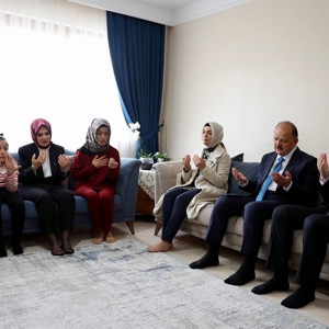 Bakanımız Sayın Mahinur Özdemir Göktaş Aziz Şehidimiz Ahmet Şahan’ın Kıymetli Ailesini Ziyaret Etti - fotoğraf 1