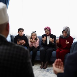 Bakanımız Sayın Mahinur Özdemir Göktaş Aziz Şehidimiz Ahmet Şahan’ın Kıymetli Ailesini Ziyaret Etti - fotoğraf 3