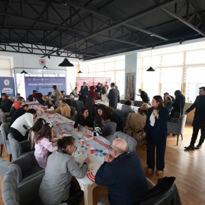 Samsun Valisi Orhan Tavlı ve Büyükşehir Belediye Başkanı Halit Doğan Koruyucu Aileler ve Çocuklarla Bir Araya Geldi - fotoğraf 4