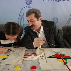 Samsun Valisi Orhan Tavlı ve Büyükşehir Belediye Başkanı Halit Doğan Koruyucu Aileler ve Çocuklarla Bir Araya Geldi - fotoğraf 9