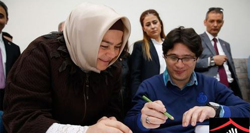 Bakan Gürcan engellilerle resim yaptı