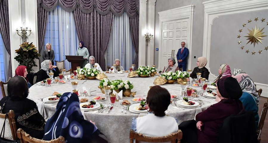 Bakan Kaya, Emine Erdoğan’ın iftar davetinde Huzurevi sakinleriyle bir araya geldi