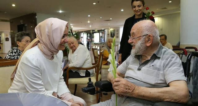“Bayramlar sevgi ve merhamet ikliminin hüküm sürdüğü özel günlerdir. Bu güzel günlerde büyüklerimizi yalnız bırakmayalım”