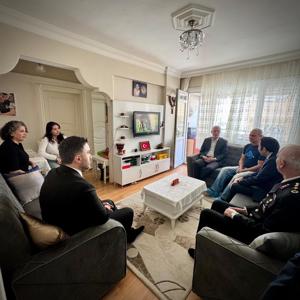  İl Müdürümüz Sn. Ömer TURAN Arefe Günü münasebetiyle Valimiz Sn. Davut GÜL ’ün eşliğinde TSK Gazimiz Sn. Cengiz SÖZTUTMAZ ve kıymetli ailesine ziyaret gerçekleştirmiştir. - fotoğraf 1