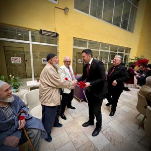 İl Müdürümüz Sn. Ömer TURAN Arefe Günü münasebetiyle Valimiz Sn. Davut GÜL ’ün eşliğinde Sultangazi Huzurevimize ziyaret gerçekleştirmiştir. - fotoğraf 4