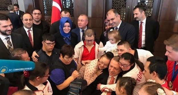 Cumhurbaşkanı Erdoğan, down sendromlu çocuklarla biraraya geldi