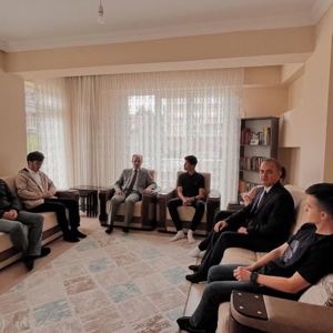 Hukuk Müşaviri Sayın Osman Dölek ve İl Müdürümüz Mustafa Çakır, Ramazan Bayramı ziyaretleri kapsamında Çocuk Evleri Koordinasyon Merkezimize bağlı evlerde kalan çocuklarımızı ziyaret etti. - fotoğraf 1