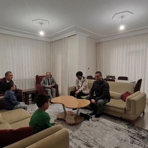 Hukuk Müşaviri Sayın Osman Dölek ve İl Müdürümüz Mustafa Çakır, Ramazan Bayramı ziyaretleri kapsamında Çocuk Evleri Koordinasyon Merkezimize bağlı evlerde kalan çocuklarımızı ziyaret etti. - fotoğraf 2