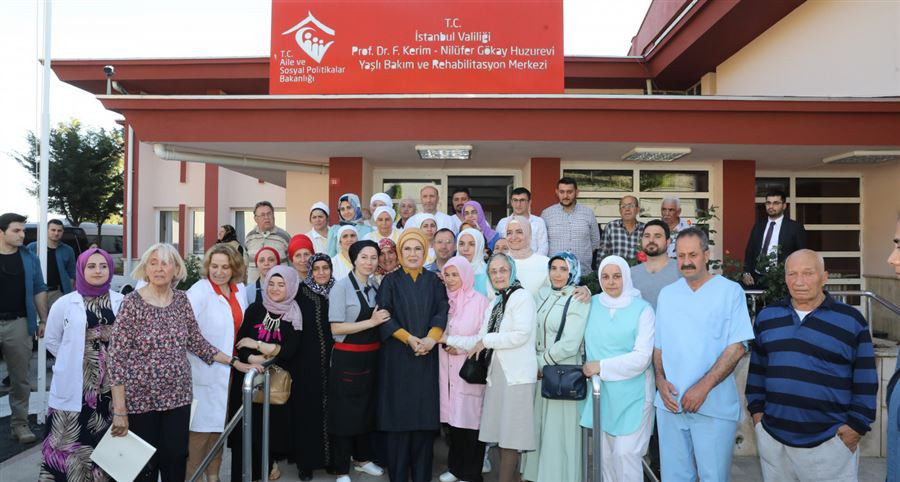 Emine Erdoğan Hanımefendi, Çamlıca'daki Prof. Dr. Fahrettin Kerim ve Nilüfer Gökay Huzurevi Yaşlı Bakım ve Rehabilitasyon Merkezi'ni ziyaret etti.