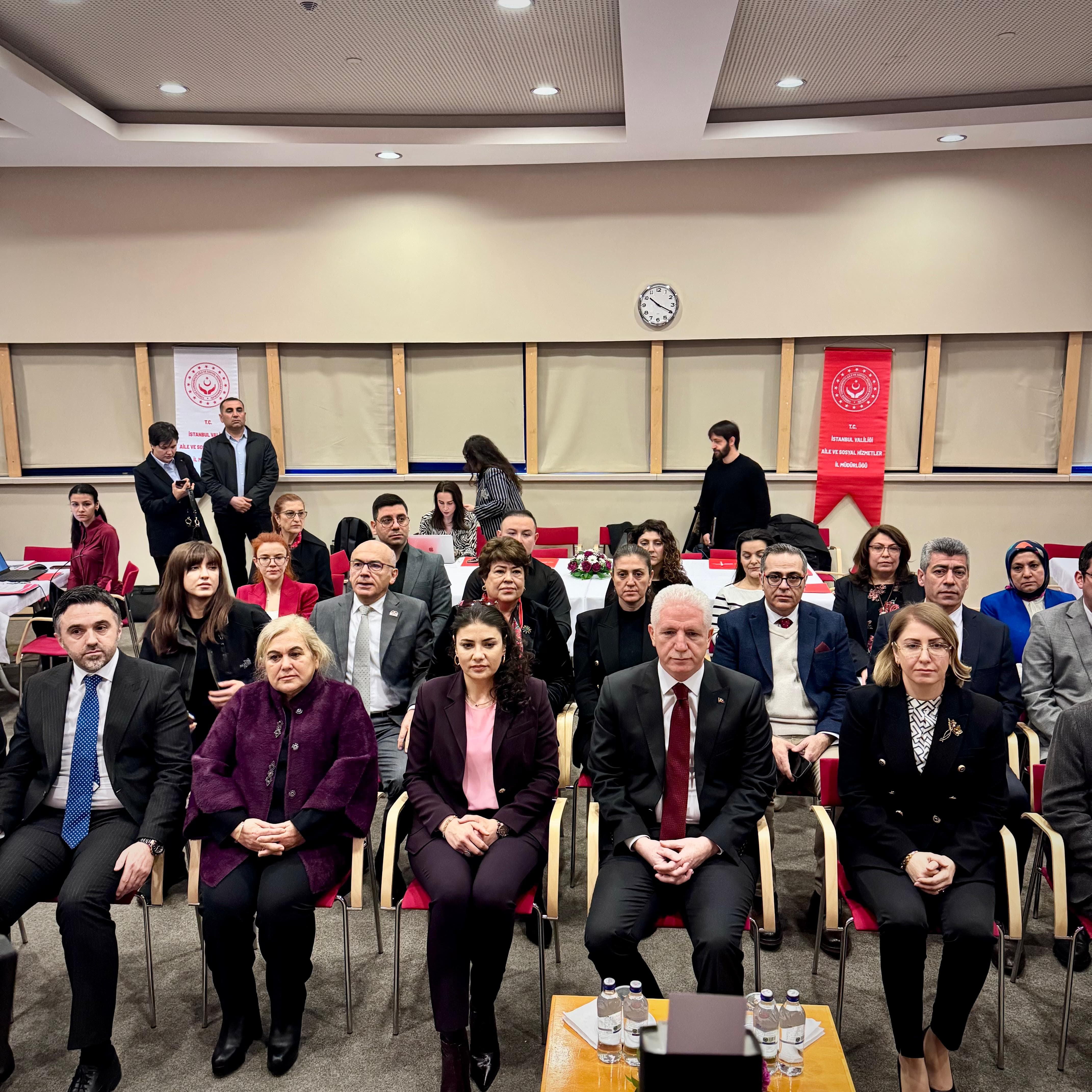 Valimiz Sn. Davut GÜL, eşi Gülden GÜL Hanımefendi ve protokol mensuplarının katılımlarıyla 'Ailenin Korunması ve Güçlendirilmesi Eylem Planı ve Vizyon Belgesi' çerçevesinde gerçekleştirilmiştir.