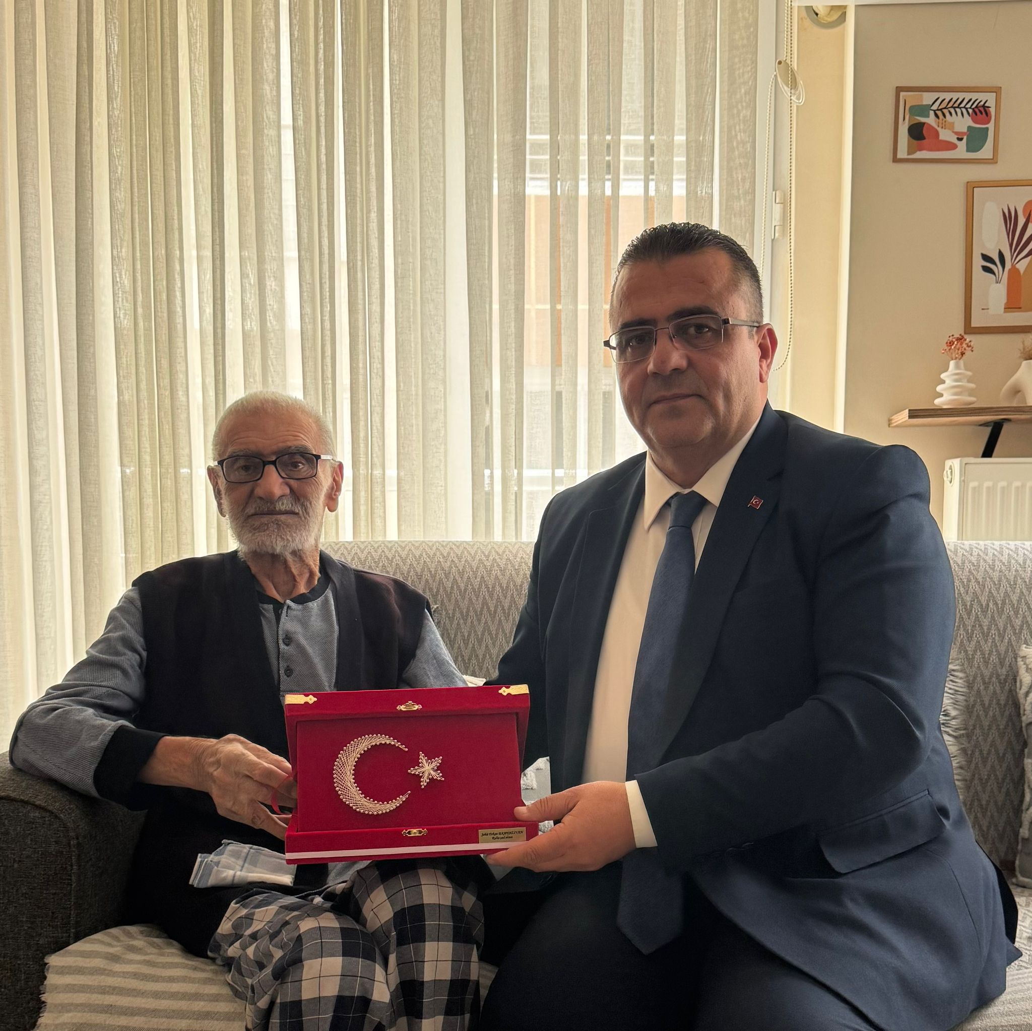 Kahraman şehidimiz Erkan BAŞPEHLİVAN ‘nın kıymetli ailesini ziyaret ettik.