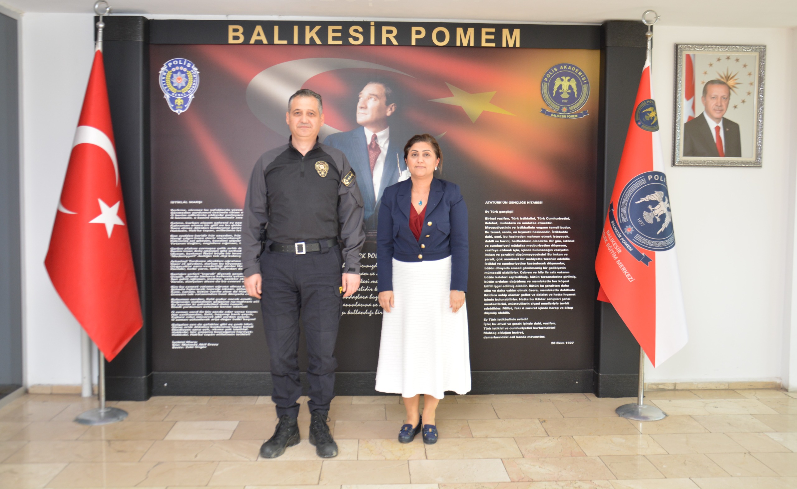 İl Müdürümüz Emine BÖÇKÜN, Polis Meslek Eğitim Merkezi Müdürü Sayın Enver Erbil KARACA’yı makamında ziyaret etti.