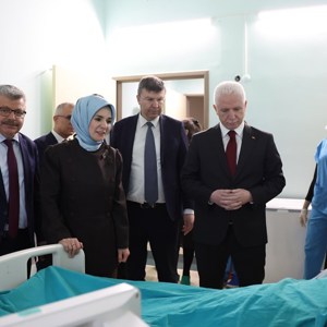 Bakanımız Göktaş, Maltepe Huzurevi'ndeki yangından etkilenenleri hastanede ziyaret etti - fotoğraf 1