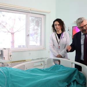 Bakanımız Göktaş, Maltepe Huzurevi'ndeki yangından etkilenenleri hastanede ziyaret etti - fotoğraf 3