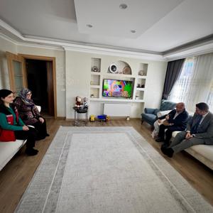 İl Müdürümüz Sn. Ömer TURAN, Eden Görme Engelli TSK Gazimiz Sn. Naci UĞUR' un hanesini ziyaret ederek, Bakanımız Sn. Mahinur ÖZDEMİR GÖKTAŞ 'ın hediyesini takdim etmiştir.  - fotoğraf 2