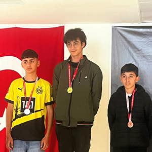 ADANALI HÜSEYİN KAAN TÜMER, SATRANÇTA BÖLGE ŞAMPİYONU OLDU: TÜRKİYE FİNALLERİNE KATILACAK - fotoğraf 1