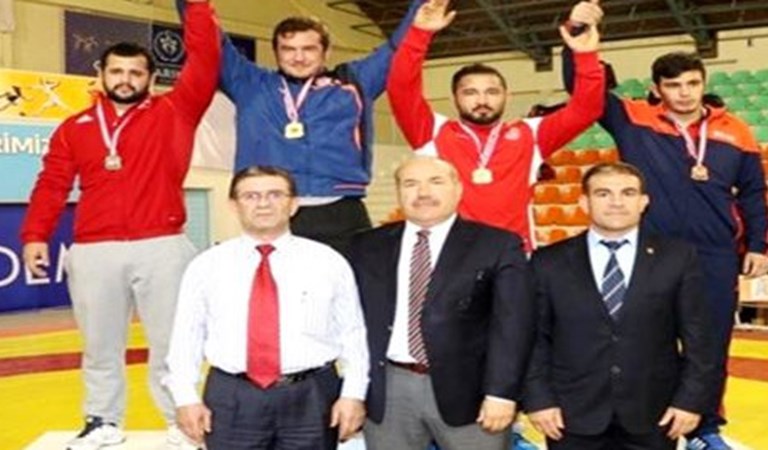 Fatih Başköy'den güreşte altın madalya