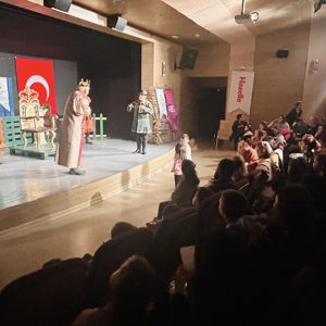 “Fındık Ülkesi” Çocuk Tiyatrosu Minik İzleyicilerle Buluştu - fotoğraf 2