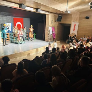 “Fındık Ülkesi” Çocuk Tiyatrosu Minik İzleyicilerle Buluştu - fotoğraf 3