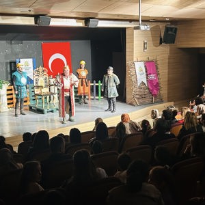“Fındık Ülkesi” Çocuk Tiyatrosu Minik İzleyicilerle Buluştu - fotoğraf 4
