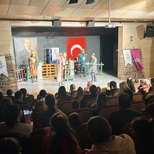 “Fındık Ülkesi” Çocuk Tiyatrosu Minik İzleyicilerle Buluştu - fotoğraf 7