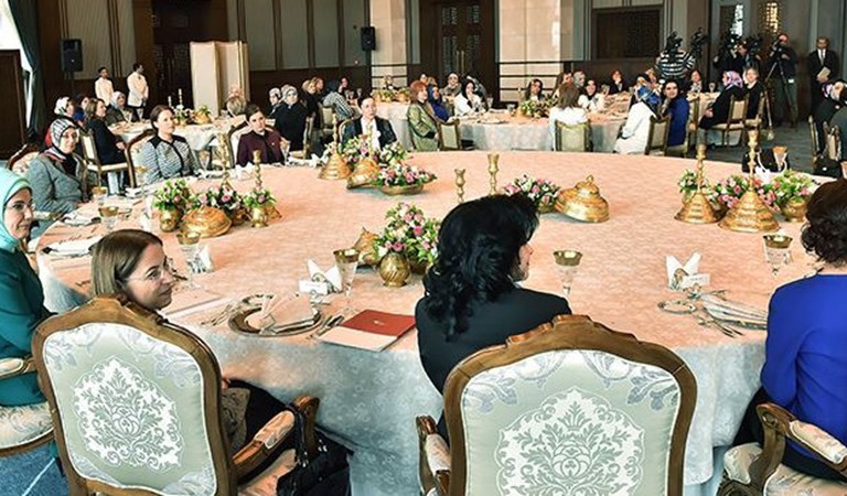 Cumhurbaşkanı Erdoğan'ın eşi Emine Erdoğan 'Gönül Elçileri' ile buluştu