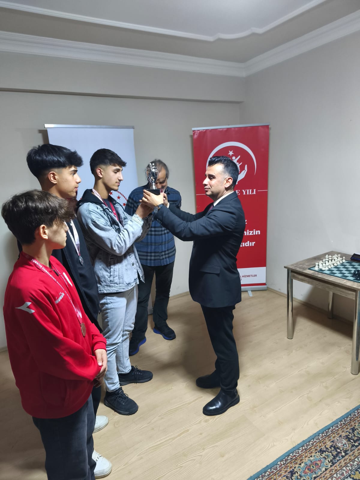 Çocuk Hizmetleri Genel Müdürlüğümüz tarafından düzenlenen 9.Türkiye Satranç Şampiyonası grup müsabakalarında, kuruluşumuzda bakım altında olan Mehmet Çeliker zekâsıyla hamle yaptı,yüreğiyle mücadele ederek şampiyonluk tahtına oturdu.