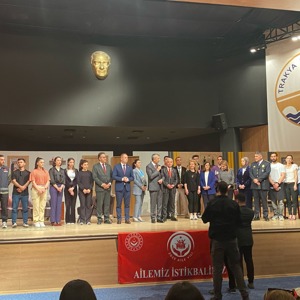 Aile Yılında “Yarınlara Geç Kalmadan” Adlı Tiyatro Oyununa Katılım Sağlandı. - fotoğraf 2