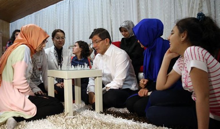 Başbakan Davutoğlu'ndan Başkent Çocuk Evi'ne sürpriz ziyaret