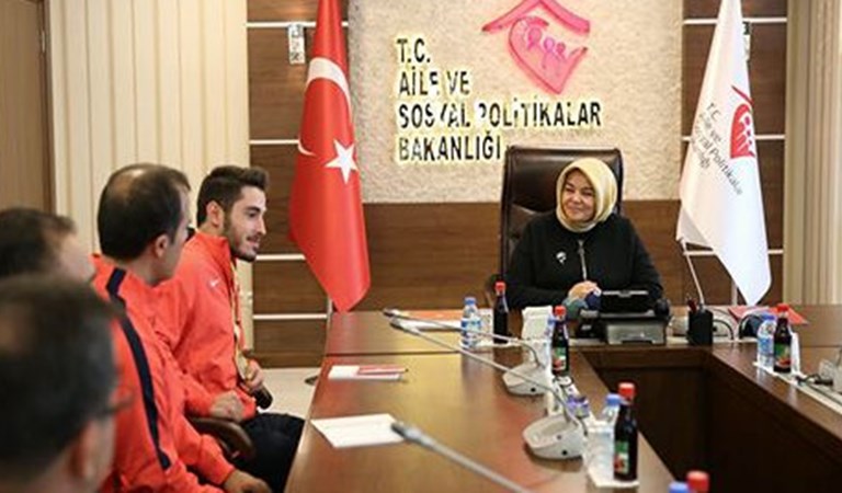 Bakan Gürcan Avrupa Halter Şampiyonu Aydın'ı kabul etti